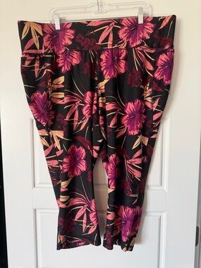 High-Waist Black Cropped Leggings with Pink Hibiscus Print